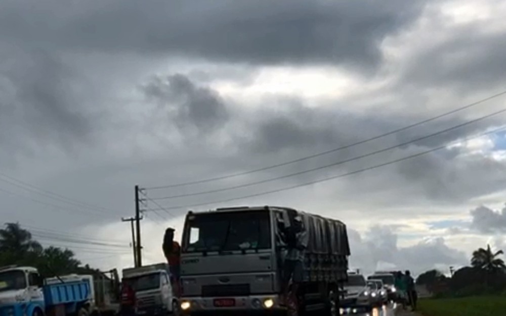 Quinto dia de protesto de caminhoneiros tem frota de ônibus reduzida e postos fechados no Grande Recife