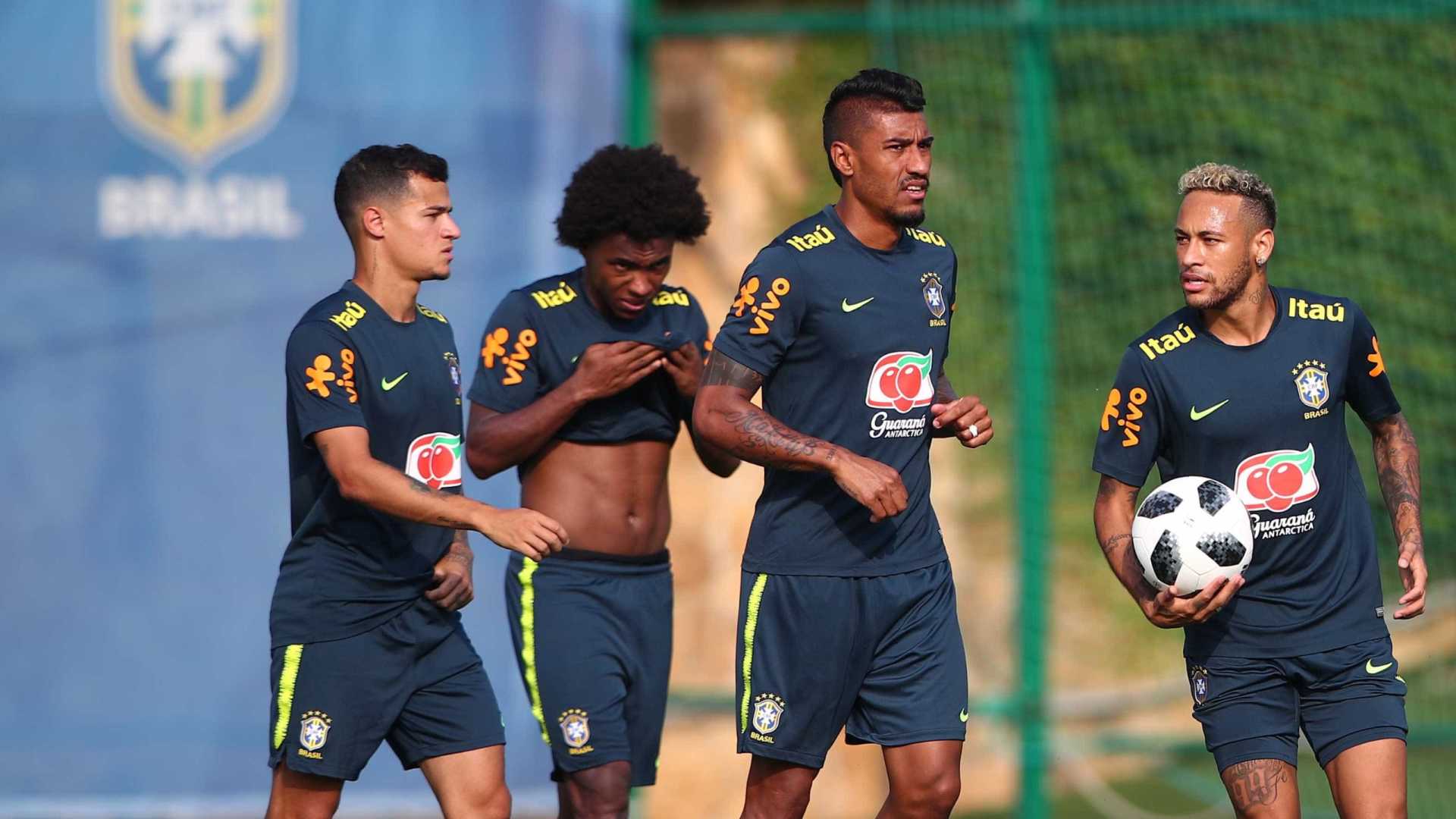 Seleção brasileira faz treino preparativo para o jogo com o México