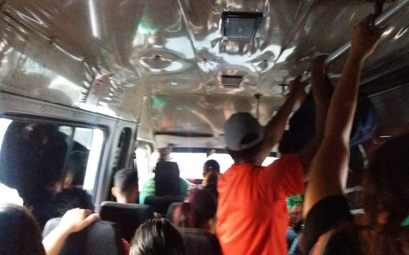 Superlotação, alta velocidade e  manobras arriscadas fazem parte do transporte alternativo na Região do Cariri