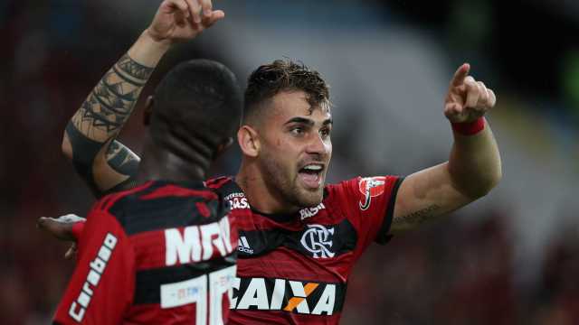 Flamengo vence o Corinthians e segue na liderança do Brasileirão
