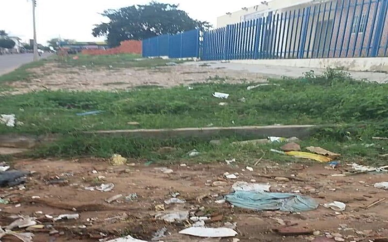 Frente de posto de saúde é imagem do descaso em Juazeiro do Norte-CE