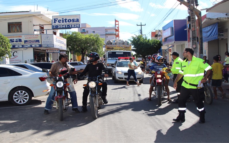 Prefeitura e DEMUTRAN estudam como melhorar estacionamento em vias do centro comercial do município de Várzea Alegre-CE