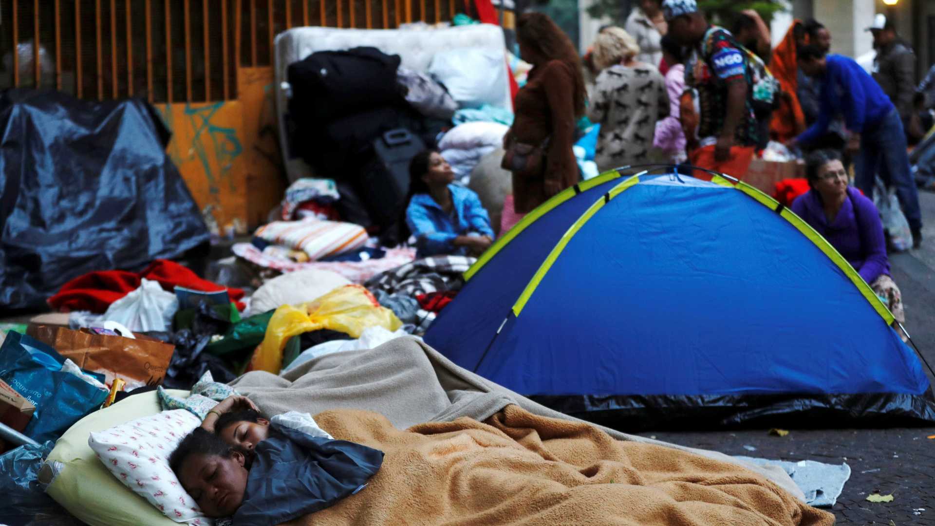 Mulher dá à luz e bebê morre em acampamento de sem-teto em SP