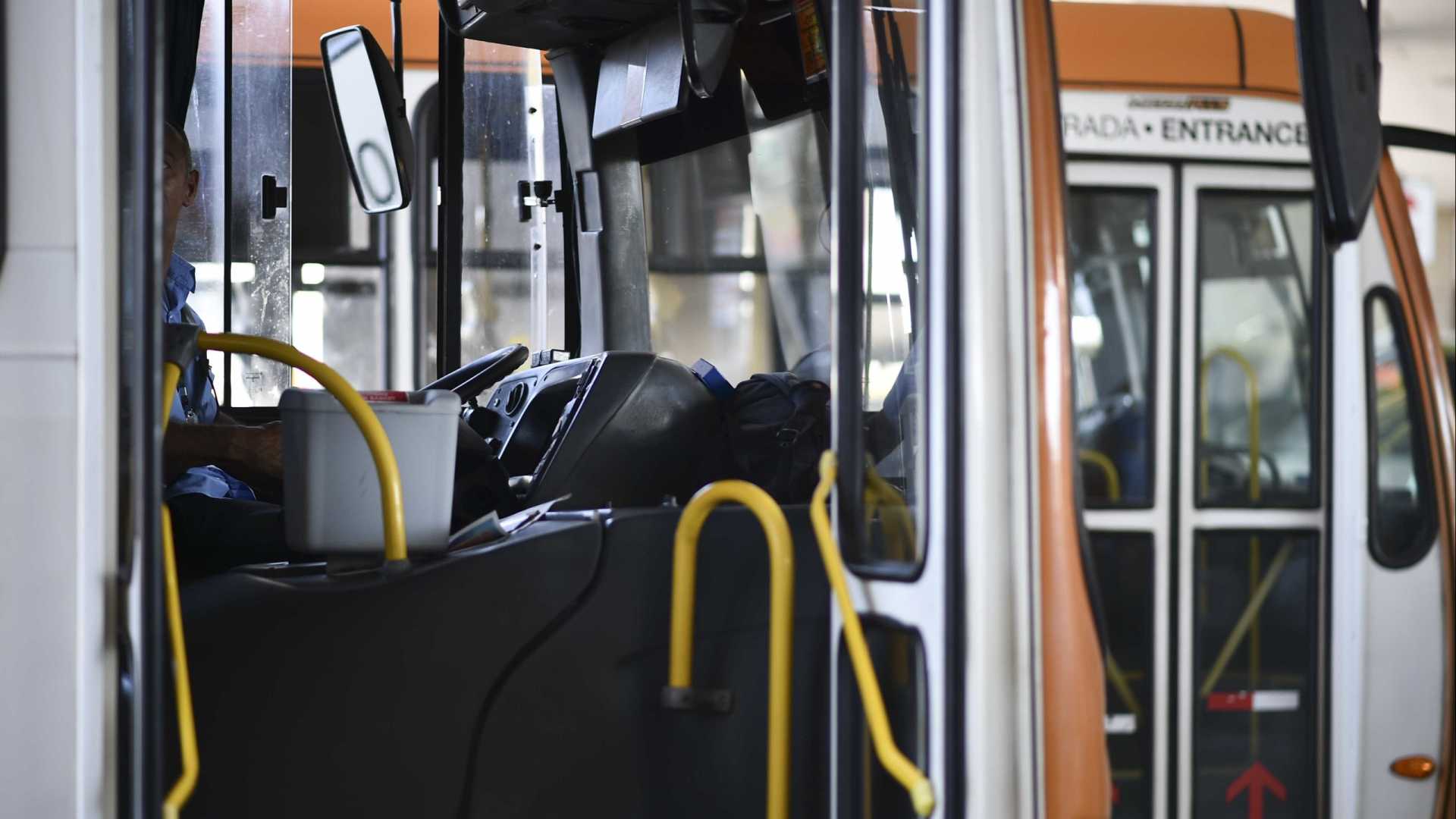 Ônibus tomba e deixa feridos no Centro do Rio