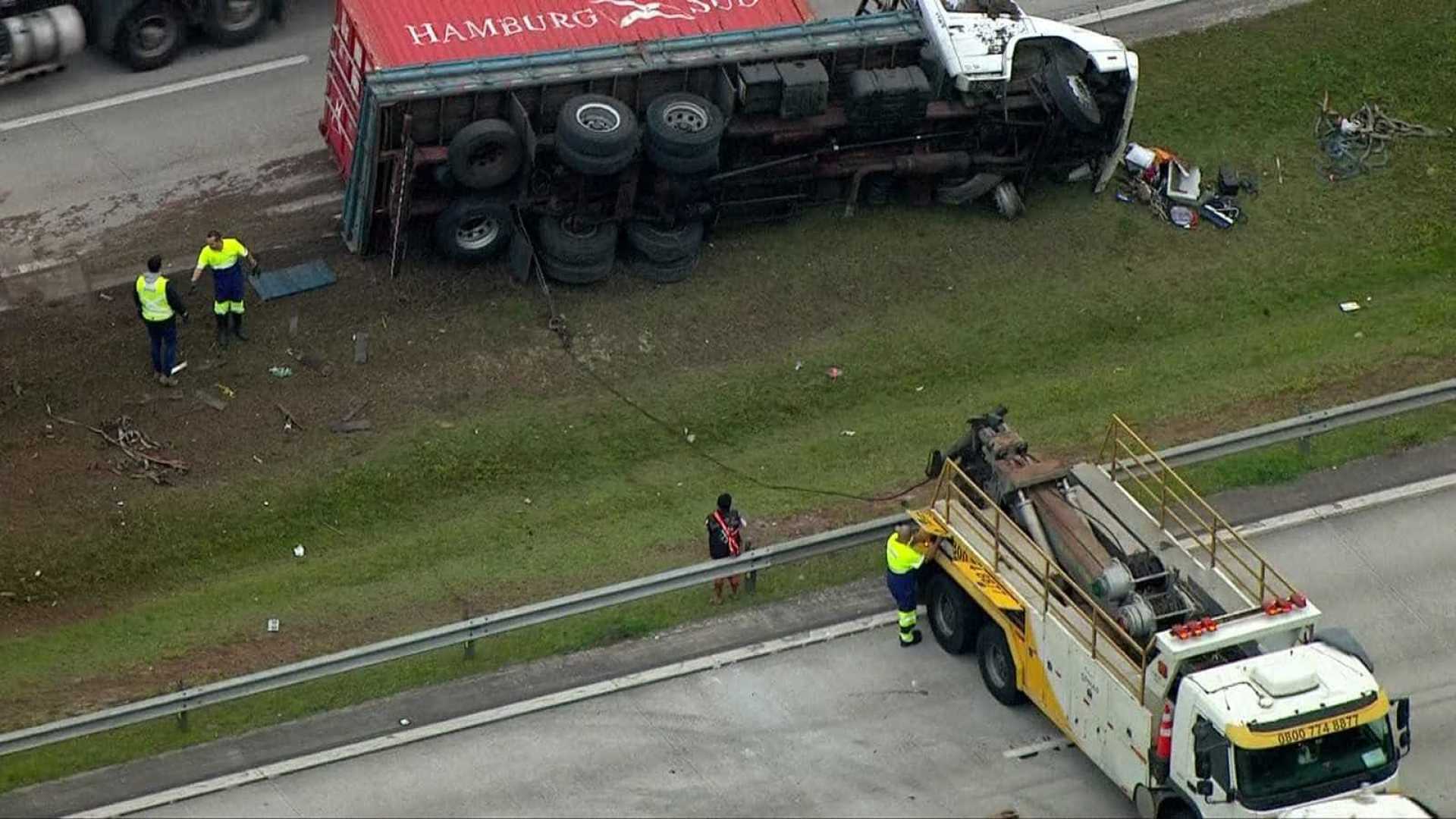 Caminhão tomba e interdita faixas do Rodoanel em SP