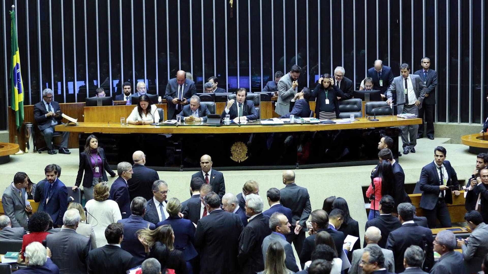 Câmara aprova projeto que proíbe casamento de menores de 16 anos