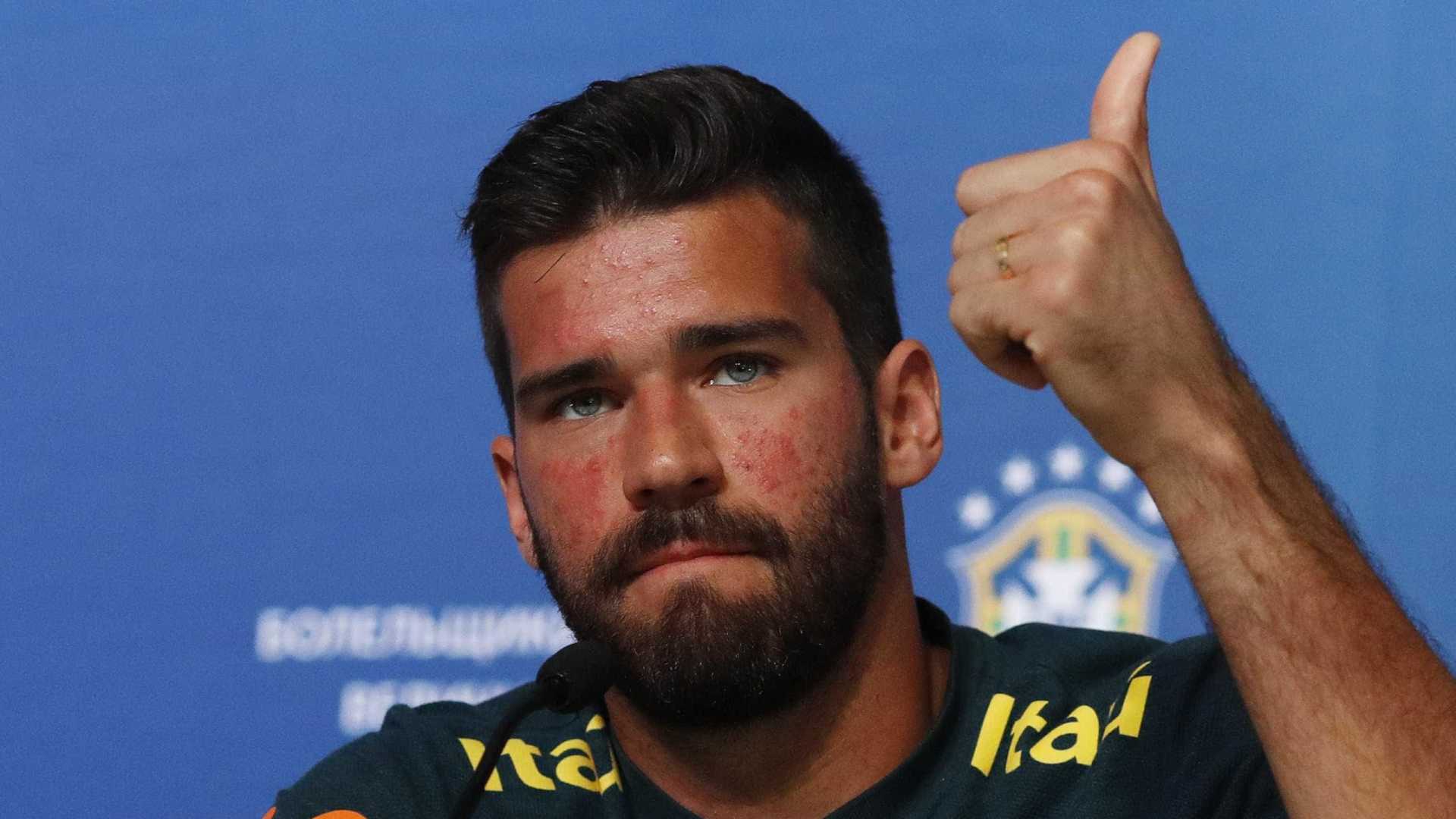 Alisson fala após treino e elogia opção da Fifa por árbitro de vídeo