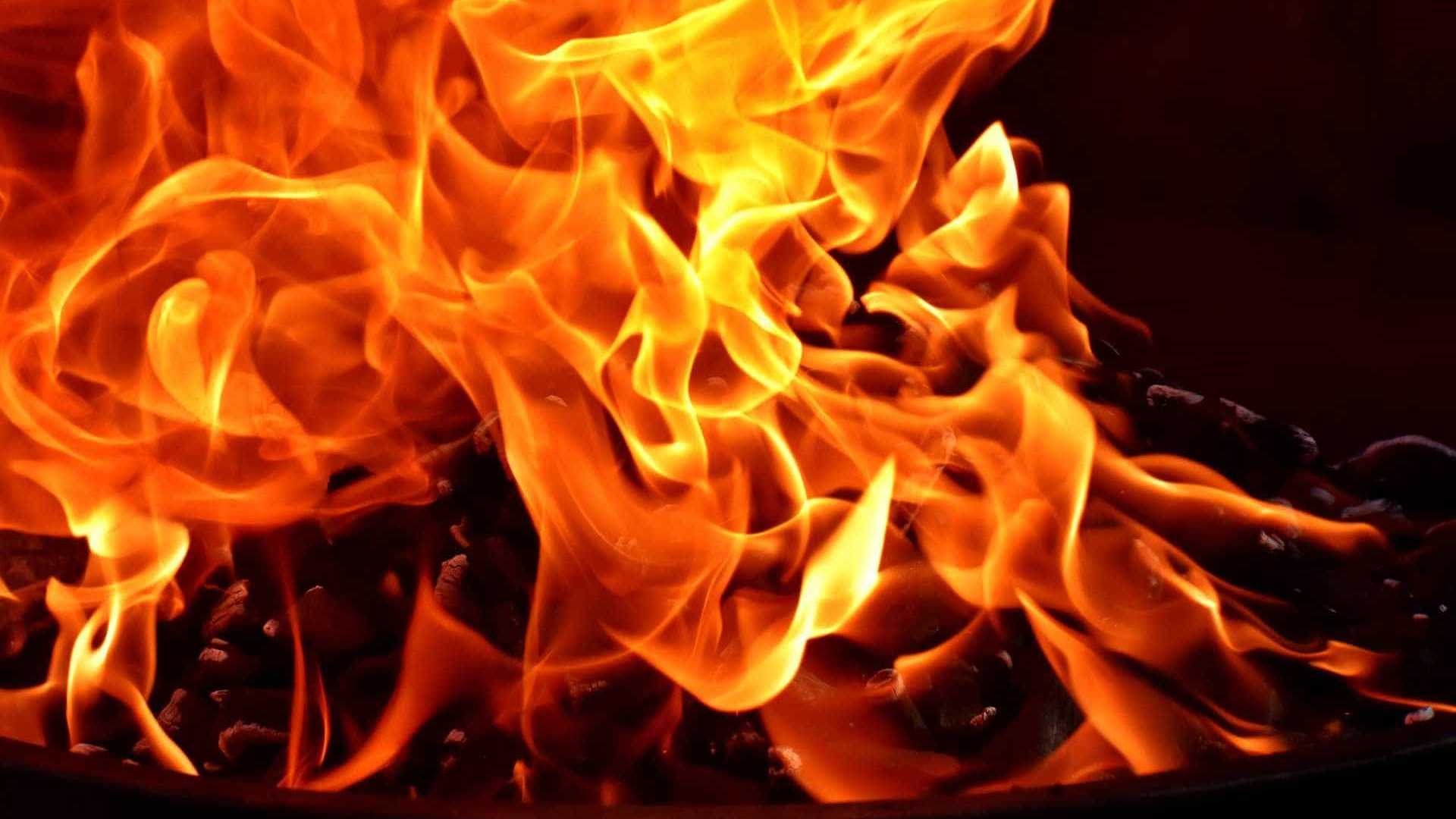 Com bebê no colo, homem pula de prédio para fugir de incêndio em SP