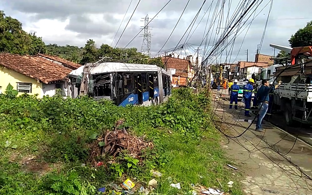 Motorista de BRT perde o controle, bate em poste e quase atinge casa no Grande Recife