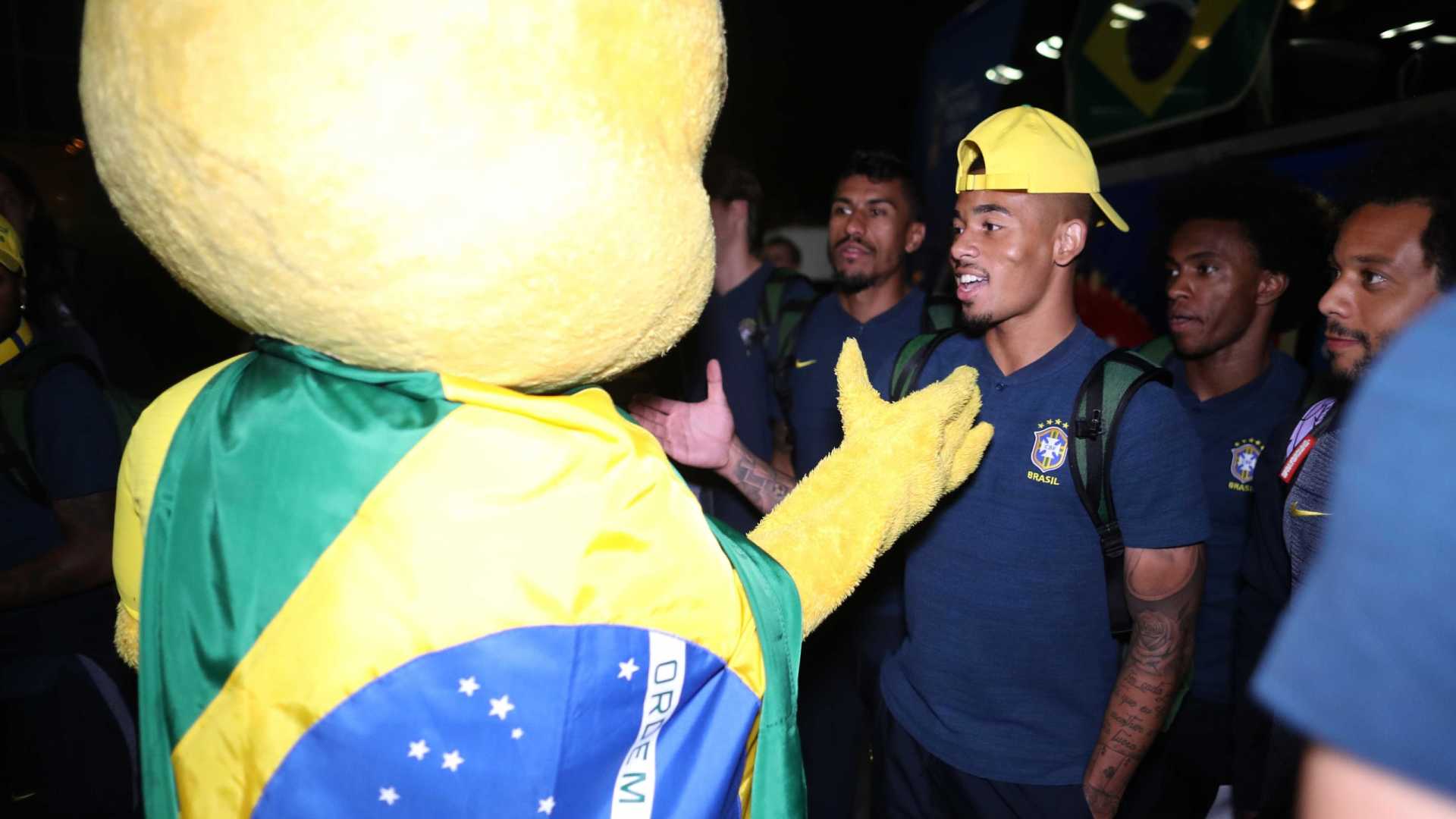 Seleção brasileira chega com festa a Moscou