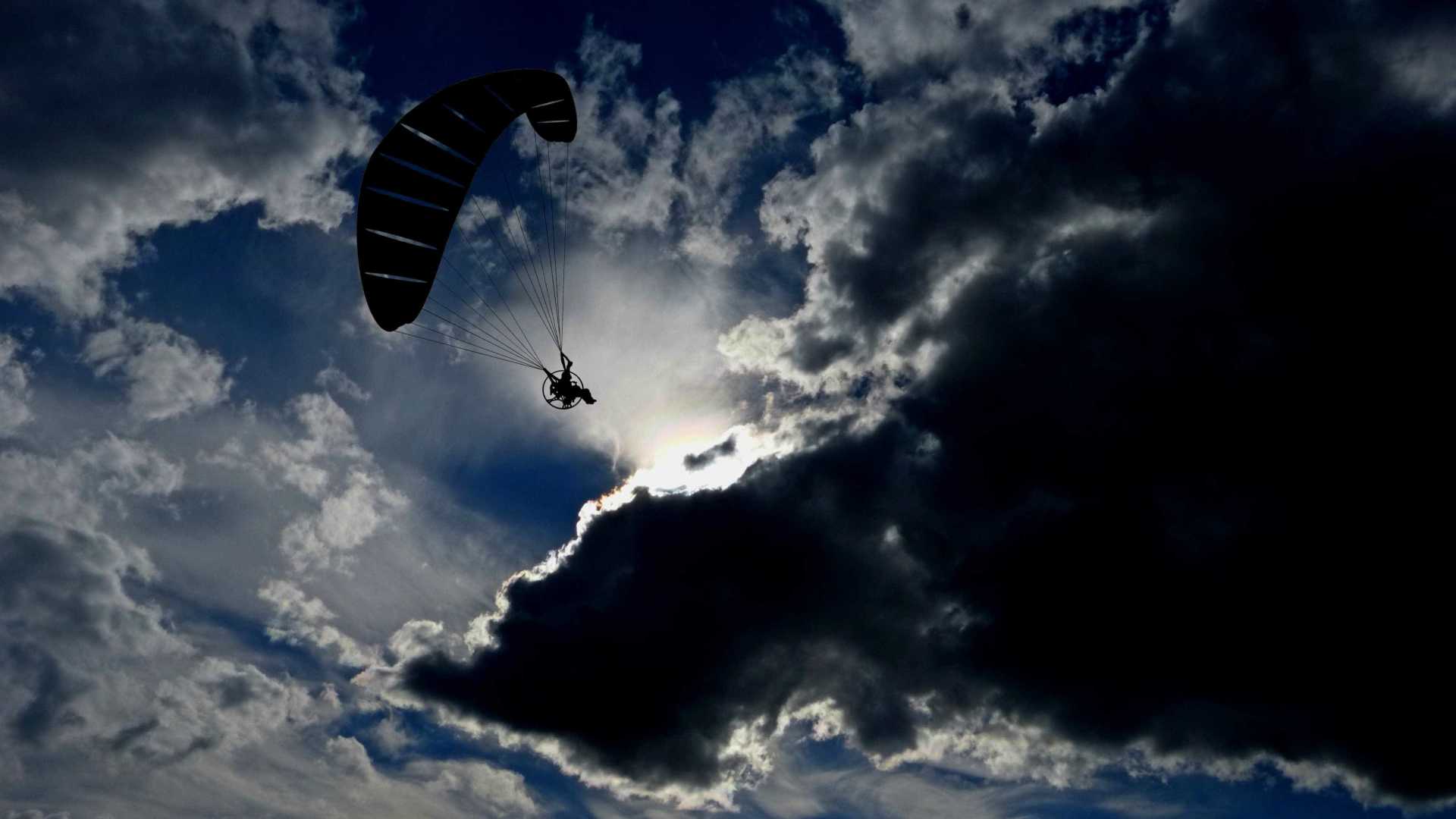 Paraquedista de 70 anos morre durante salto no litoral do Paraná
