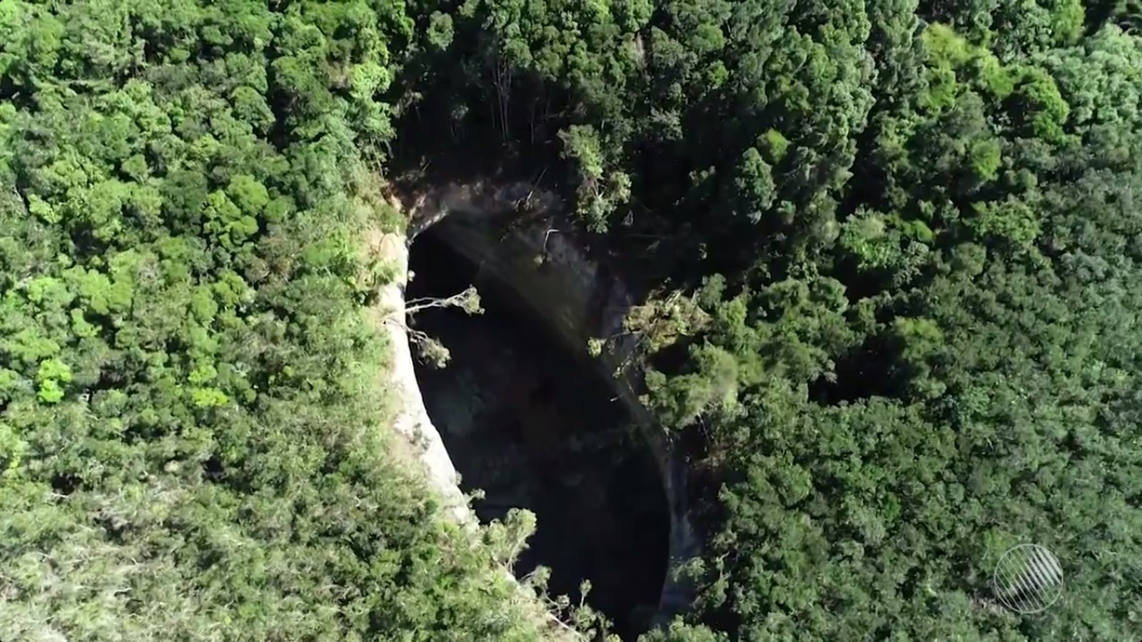 Cratera gigante misteriosa com quase 50 metros de profundidade surge perto de vila na BA e preocupa moradores: ‘Medo’