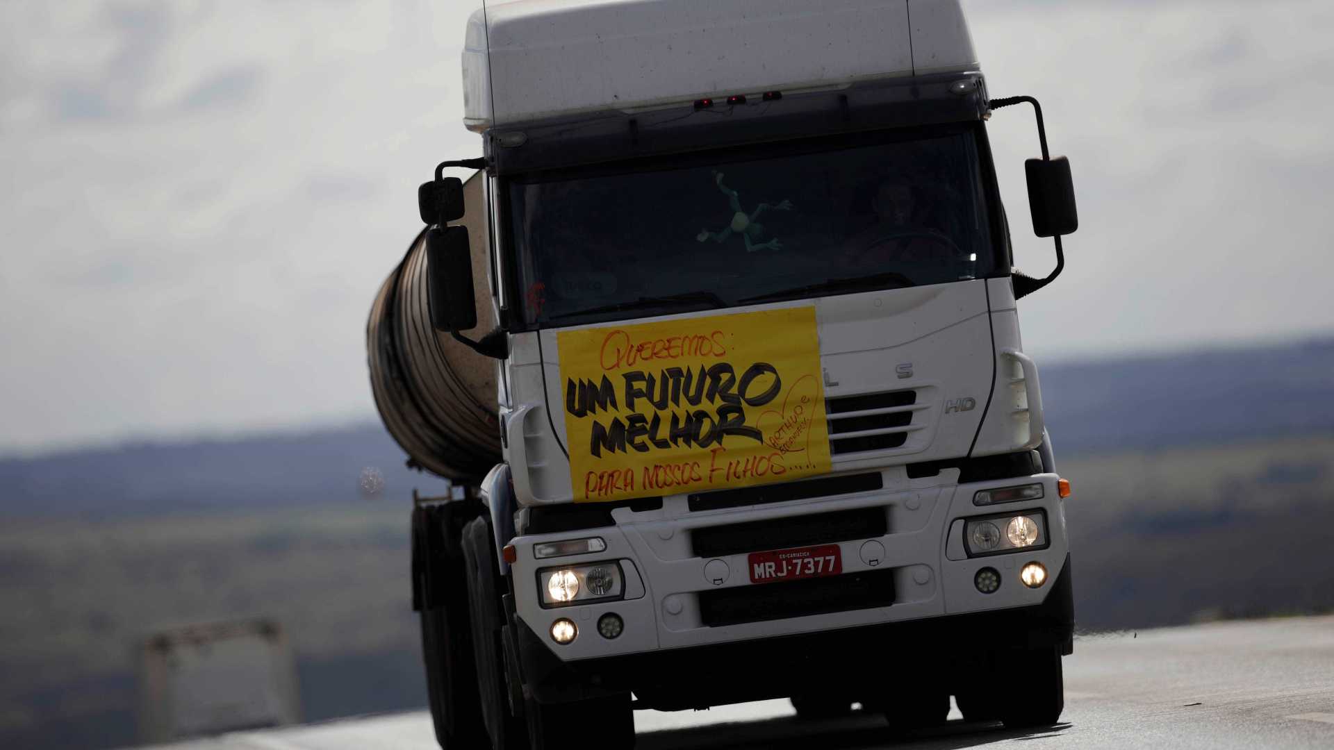 Transportadoras questionam multas da AGU por bloqueios