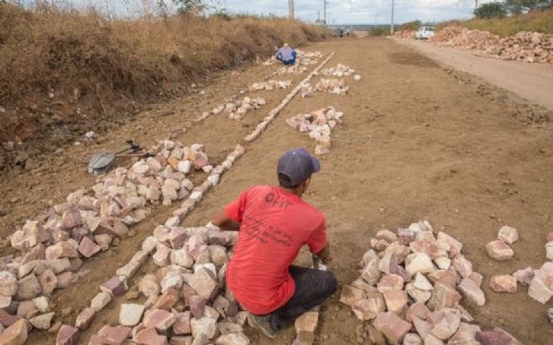 Prefeitura municipal de Juazeiro do Norte-CE inicia calçamento no Campo Alegre