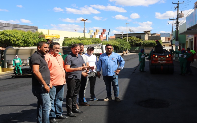 Prefeito, vice-prefeito e equipe acompanham obras do Sinalize em Várzea Alegre