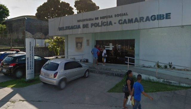 Homem e adolescente são detidos por assalto em Camaragibe