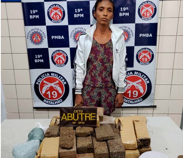 Mulher é presa ao tentar enterrar 14kg de maconha em terreno baldio no sudoeste da Bahia