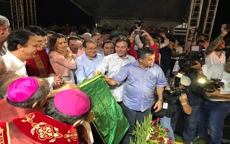 Em um dia especial a inauguração da Praça do Sol reuniu cerca de 50 mil pessoas em Crato-CE; Padre Reginaldo Manzotti realizou show