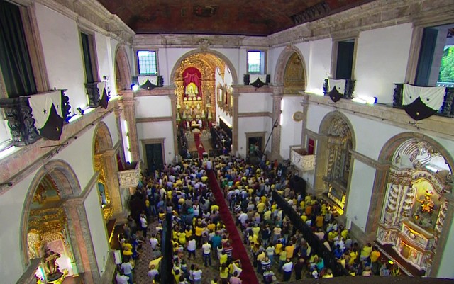 No dia de Nossa Senhora do Carmo, católicos acordam cedo para homenagear a padroeira do Recife