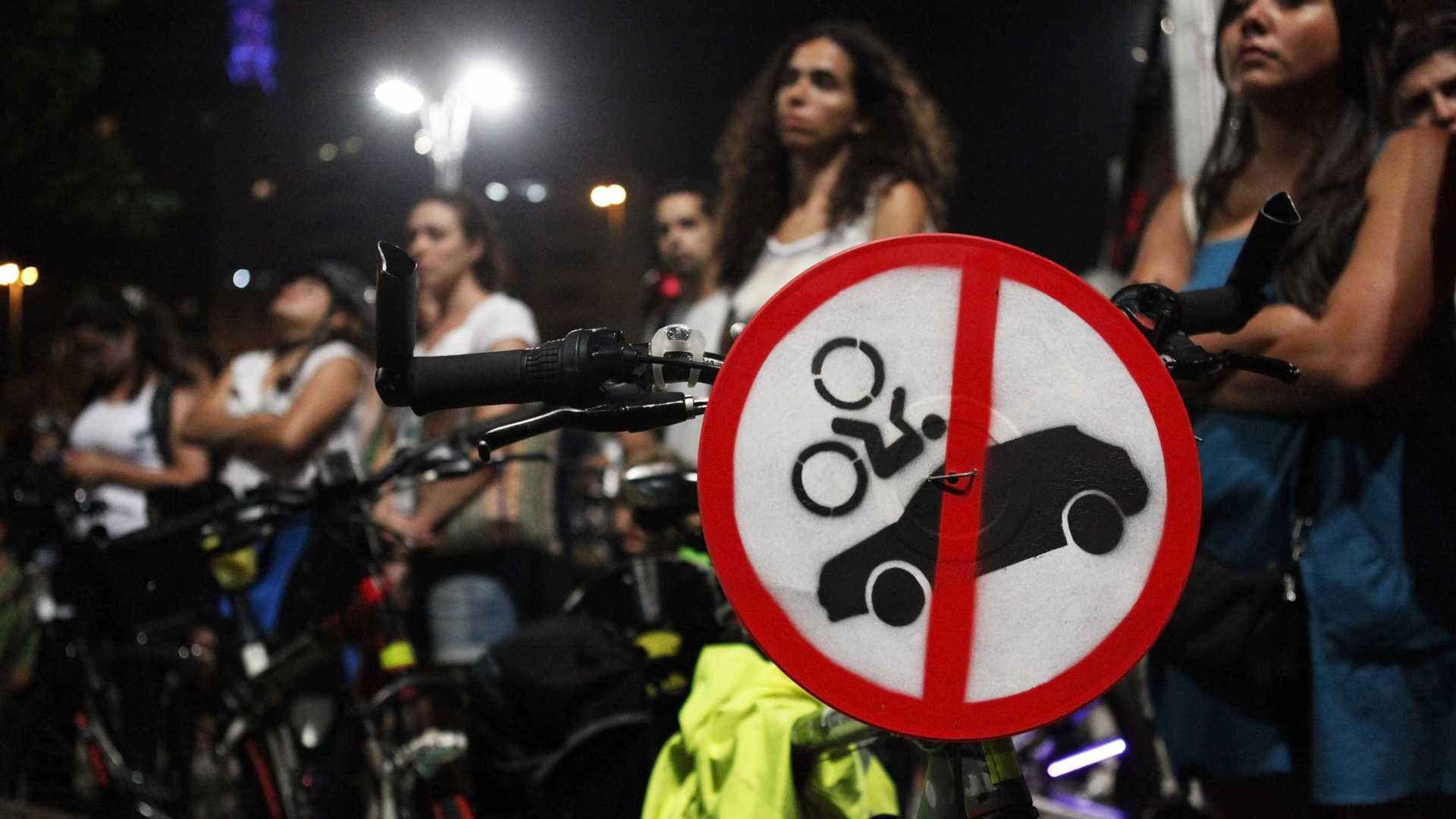 Motorista atropela corredor em ciclofaixa de domingo