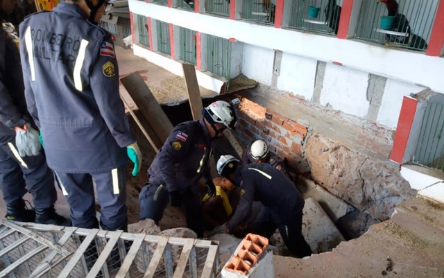 Homem fica soterrado após piso de obra ceder no bairro de Itapuã, em Salvador