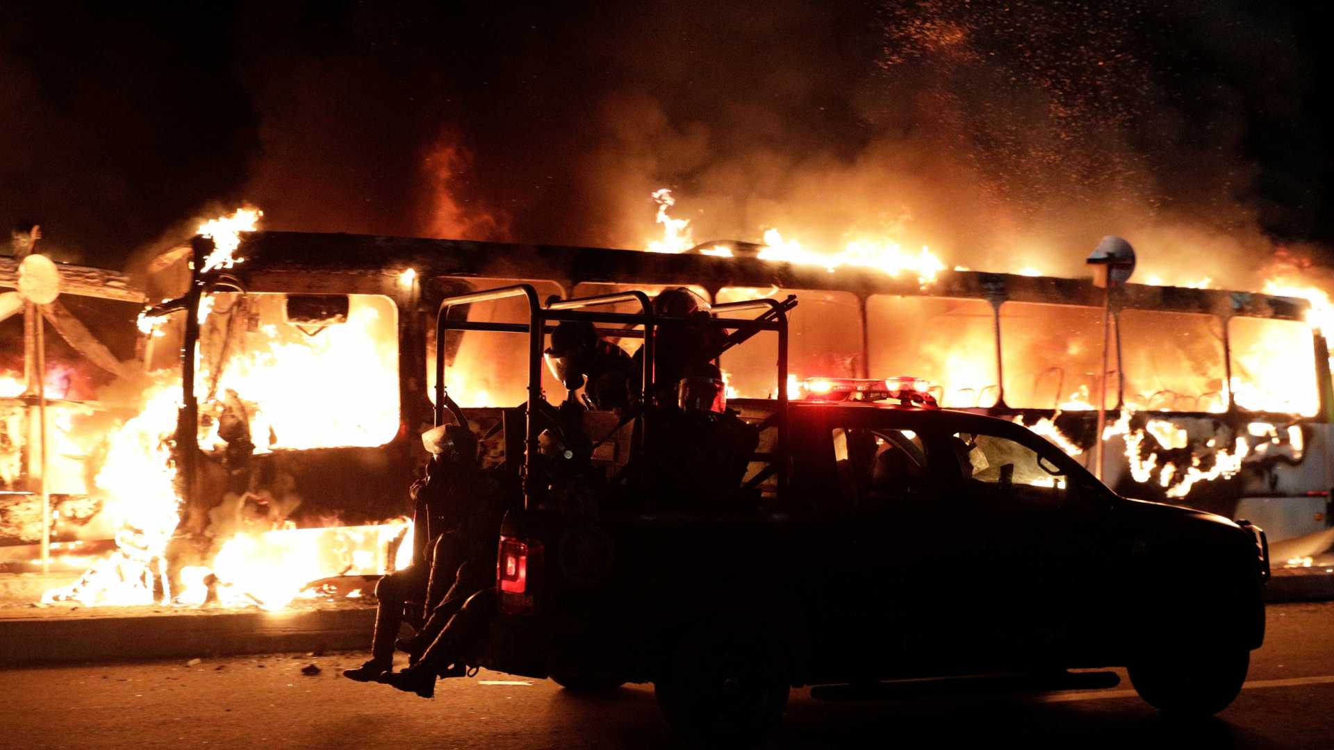 Quinze ônibus e 10 carros são incendiados após morte de homem por PM