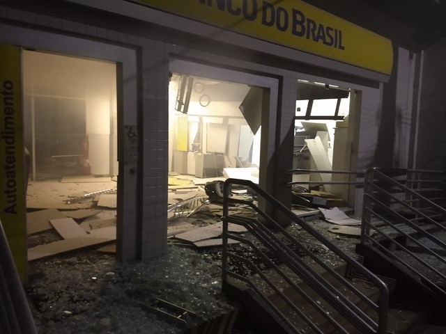 Bandidos explodem caixas em banco na Zona da Mata de Pernambuco e atiram em prédio da PM