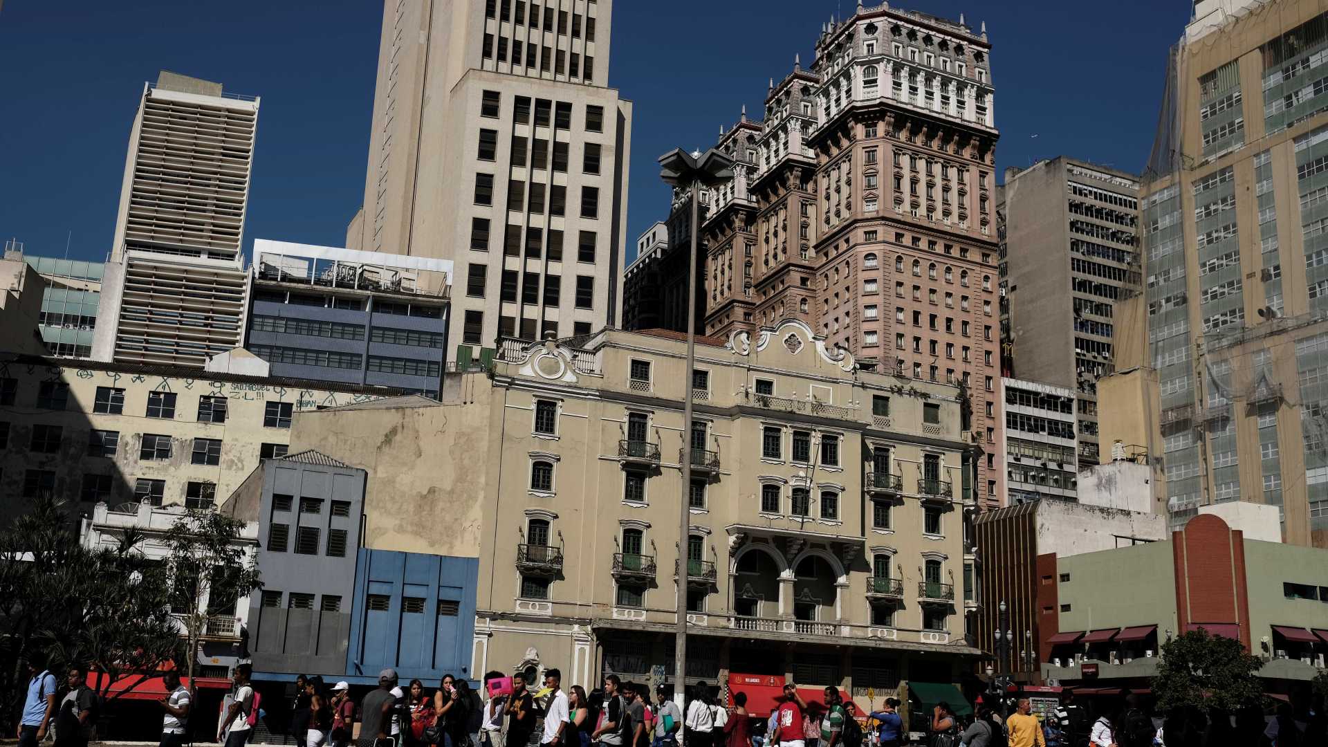 Lavar calçada pode render multa de R$ 250 em SP