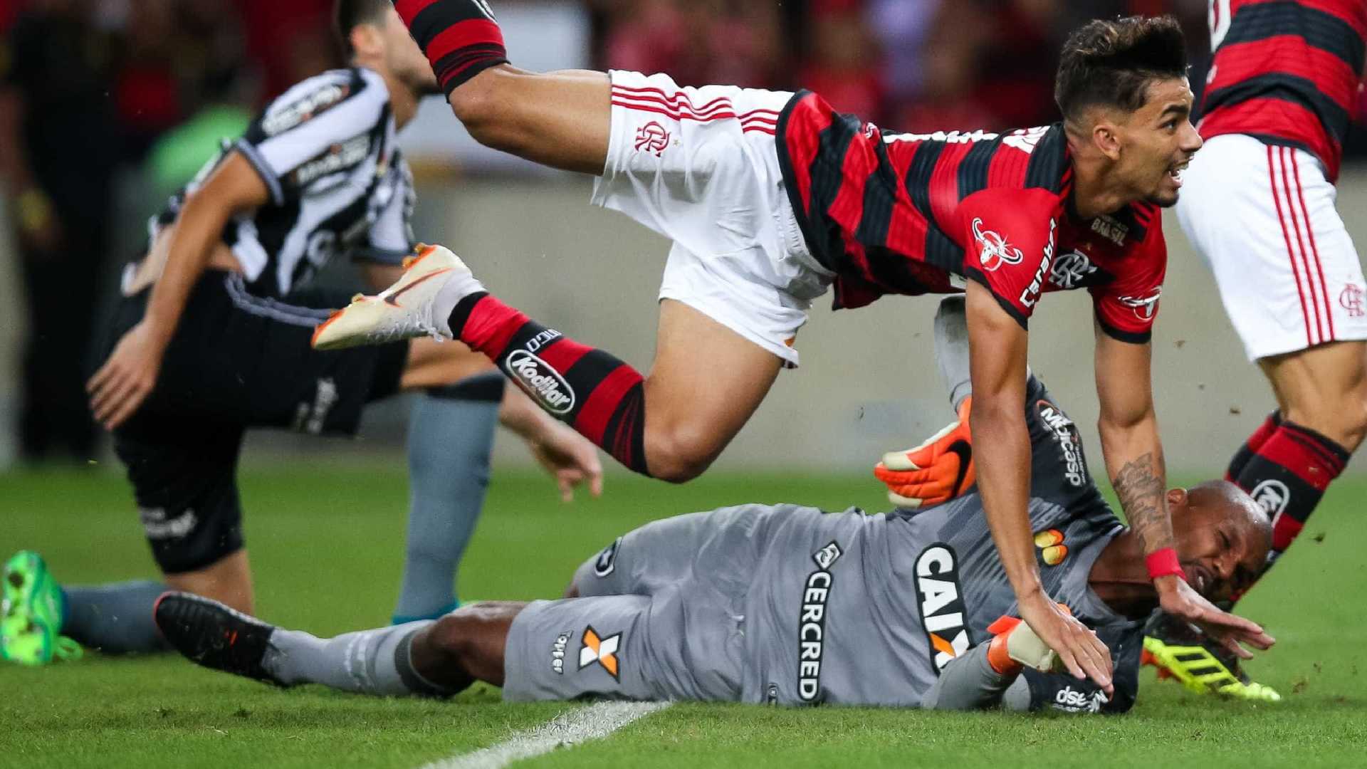 Goleiro sofre trauma no pescoço, quebra dois dentes e dorme em hospital