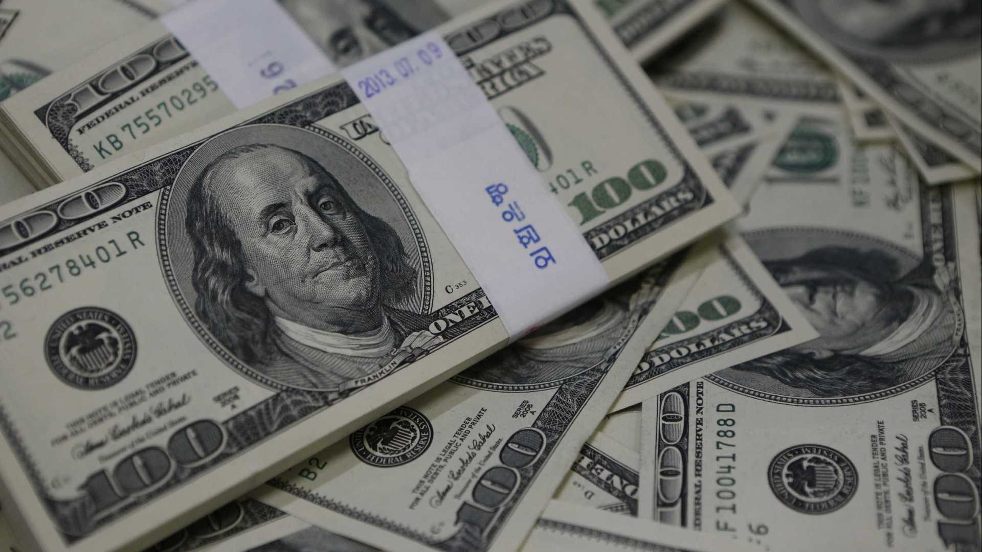 Dólar tem leve queda e fecha a R$ 3,8410