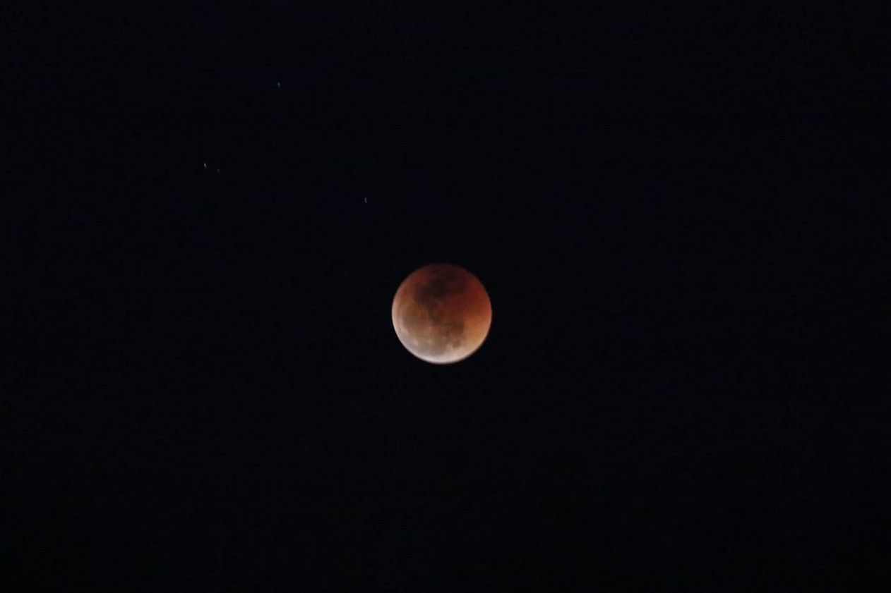 Eclipse lunar é observado no Recife; FOTOS