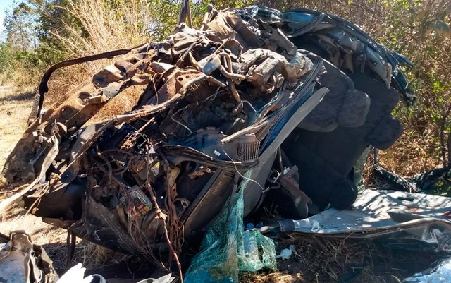 Mulher morre após carro bater em carreta-tanque que transportava diesel; família saiu de Brasília com destino à BA