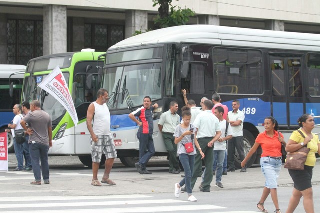 Protesto de motoristas bloqueia vias e suspende circulação de ônibus no Centro do Recife