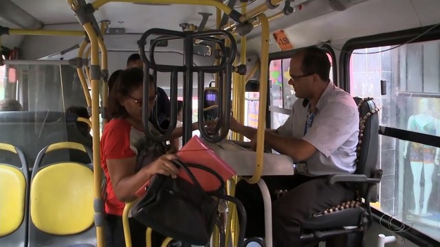 Mais de um mês após proibição, ônibus de Maceió ainda mantêm catracas altas
