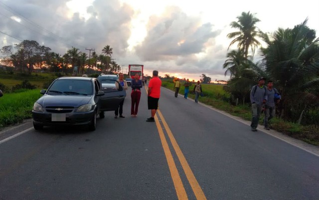 Há 20 dias sem água, moradores da cidade de Belmonte fecham BA-275 em protesto no sul da Bahia