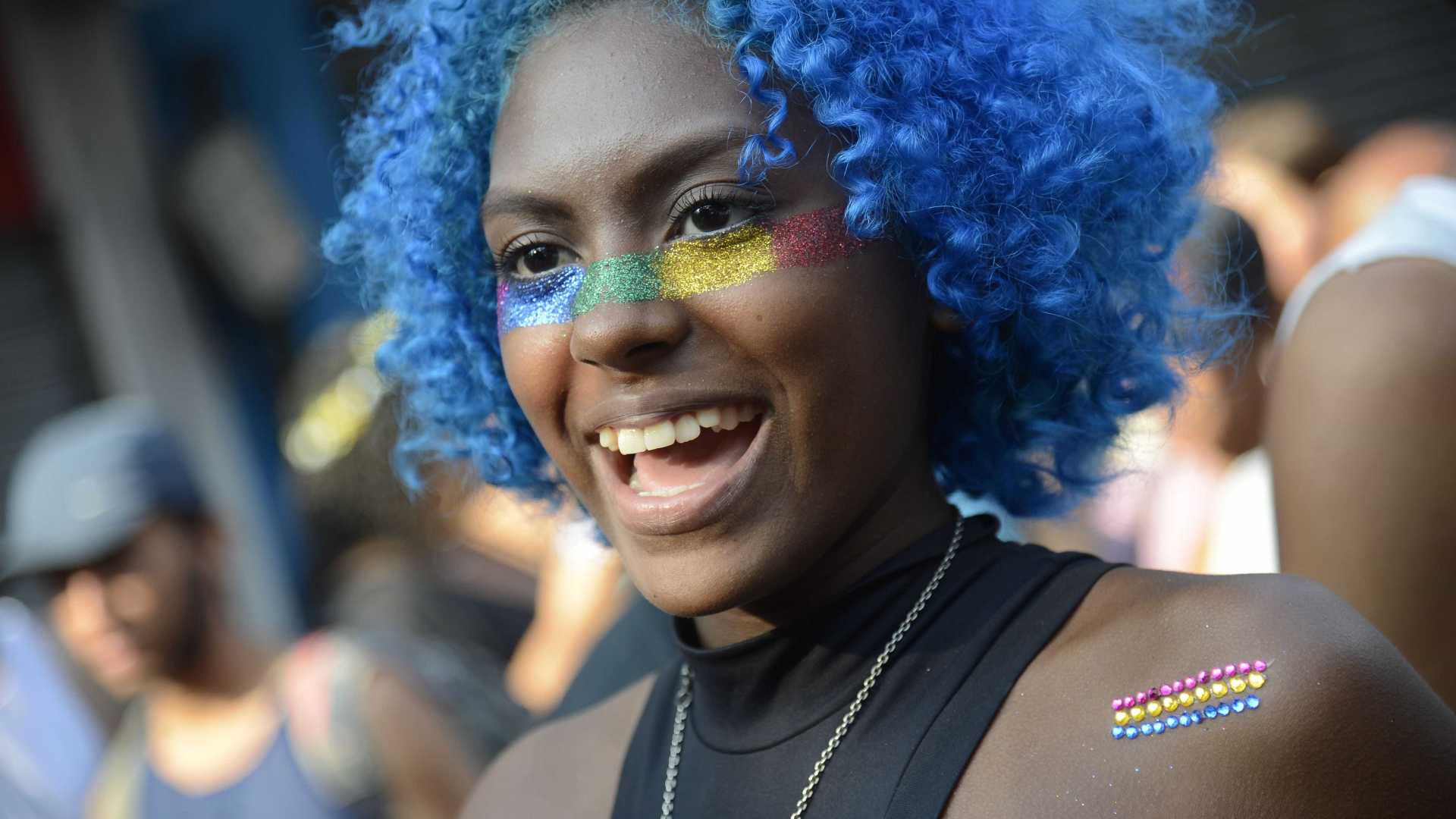Parada do Orgulho LGBT reúne 1,2 milhão de pessoas em subúrbrio do Rio