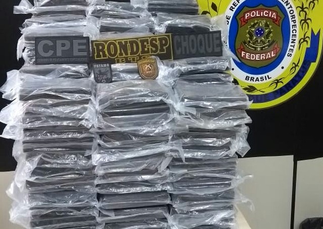 Dois suspeitos morrem e outros 4 são presos após confronto com a polícia; 200 kg de pasta base de cocaína são apreendidos