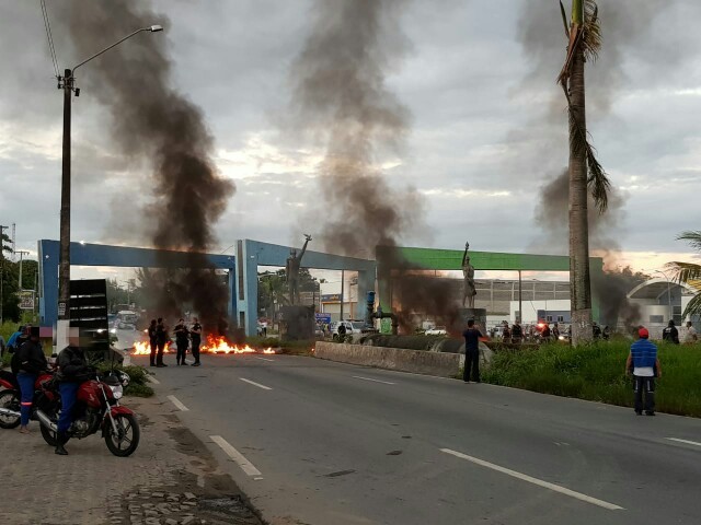 Protesto contra desocupação de terreno de hotel em Igarassu complica o trânsito no Grande Recife