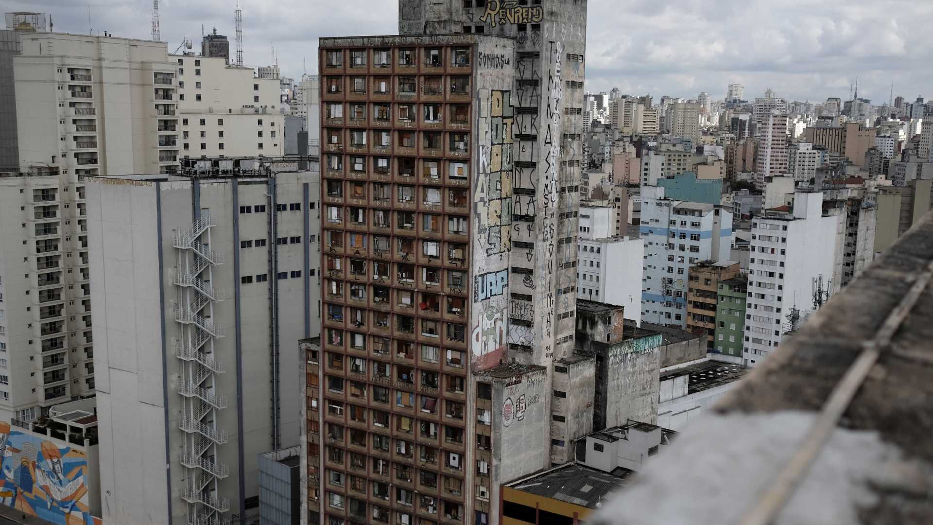 Após desabamento, SP interdita mais 2 prédios invadidos no centro