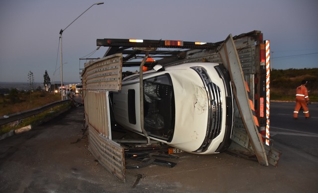 Caminhão-cegonha carregado com 11 veículos tomba na Bahia e motorista fica preso às ferragens