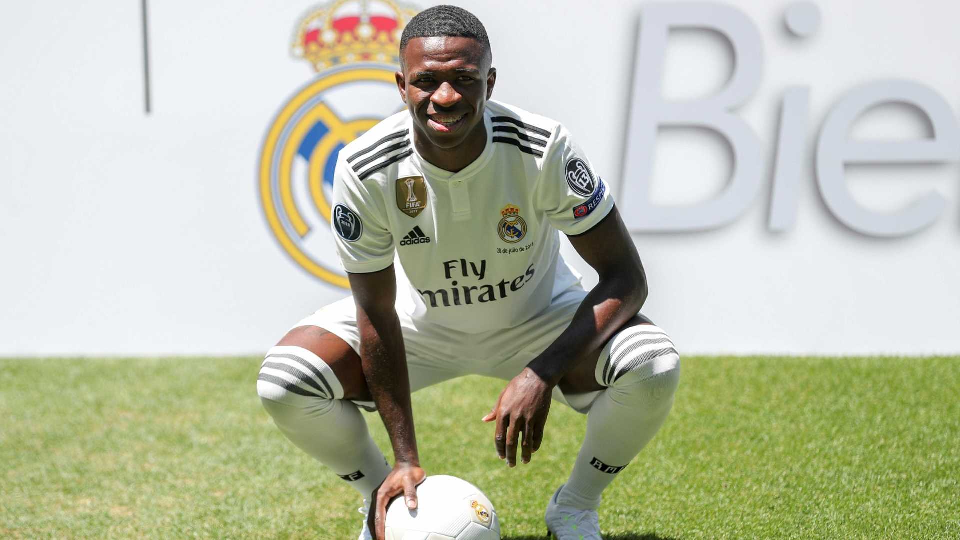 Vinícius Jr. assina contrato e é apresentado pelo Real Madrid