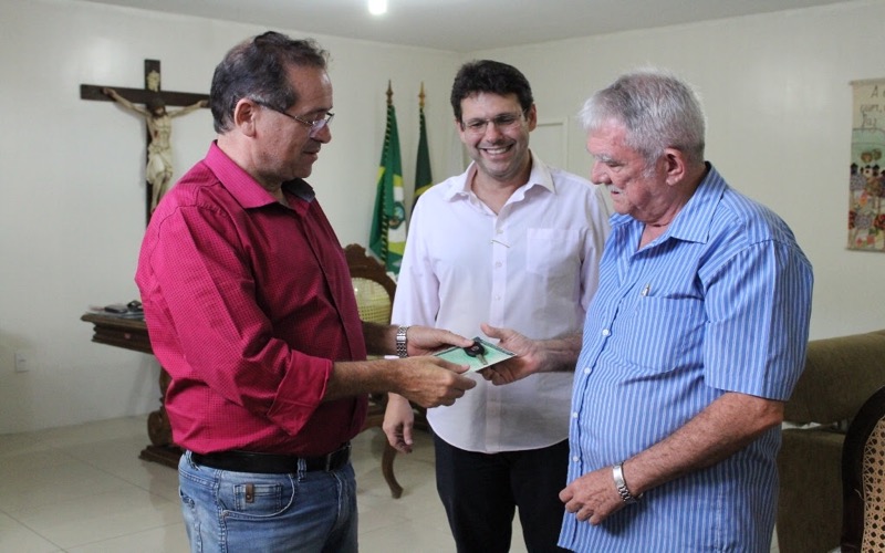Governo Municipal de Crato entrega carro ao ganhador da Campanha IPTU que dá prêmios