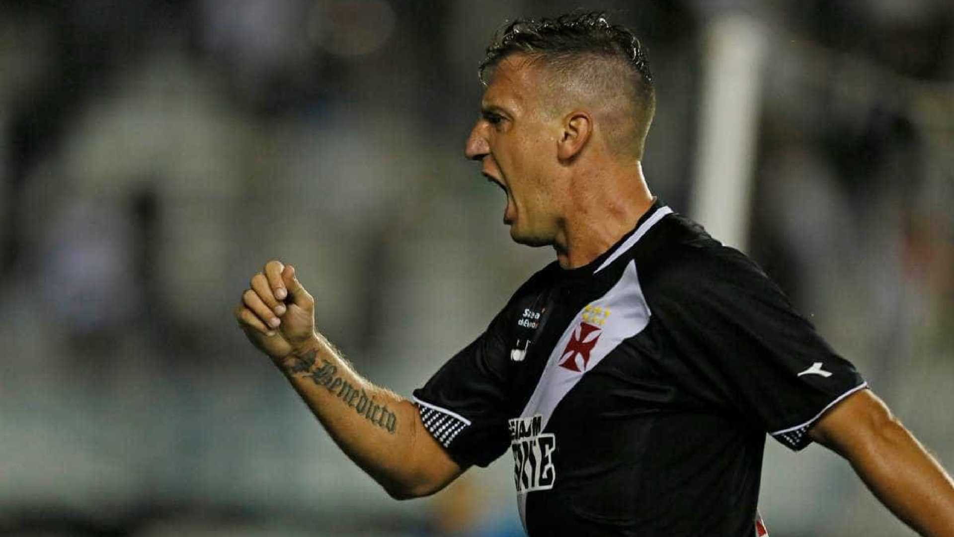 Maxi López brilha, Vasco vence Chape por 3 a 1 e se afasta do Z4