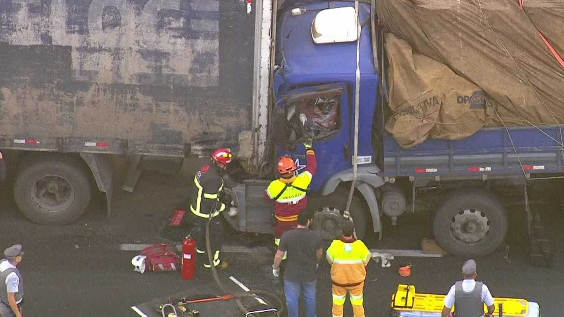 Motorista fica preso nas ferragens após acidente no Rodoanel