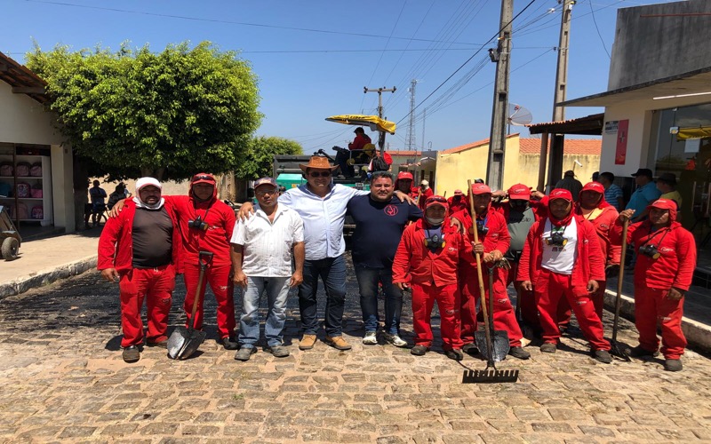 Prefeito Dariomar Rodrigues acompanha de perto chegada de programa sinalize na cidade de Altaneira-CE