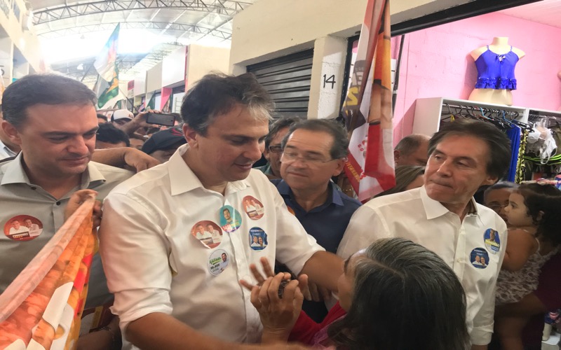 Candidatos fazem campanha no Camelódromo, em Crato