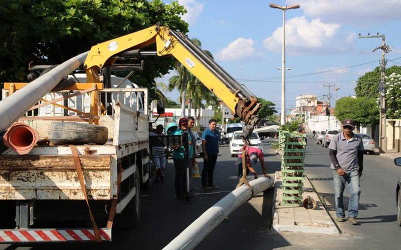 Várzea Alegre: Avenida Luiz Afonso Diniz recebe novos postes e iluminação de lâmpadas de LED