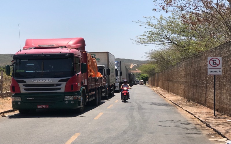 Caminhões de Carga atrapalham trânsito na Rua Floriano pereira de Lima próximo ao mercado Assaí em Juazeiro do Norte-CE; Veja as imagens