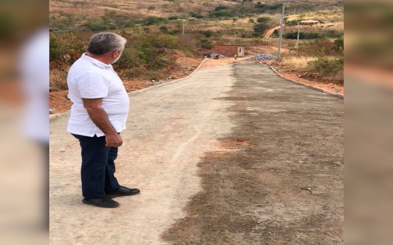 Afonso Sampaio visita obras de calçamento no bairro Vila Alta em Nova Olinda-CE