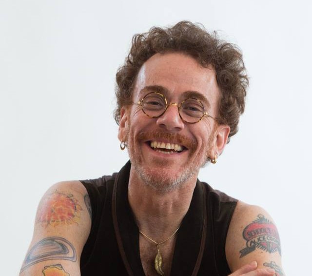 Nando Reis faz show ‘voz e violão’ na Concha Acústica do TCA, em Salvador